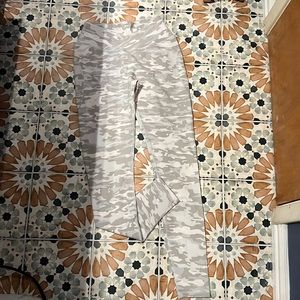 Alphalete surface power leggings Size M.